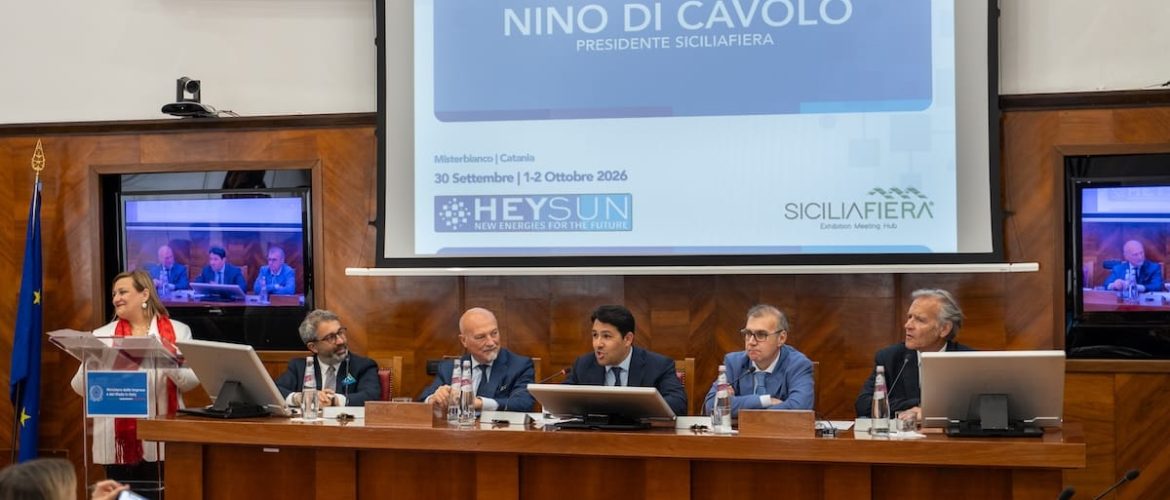 Un momento della conferenza stampa al MIMIT